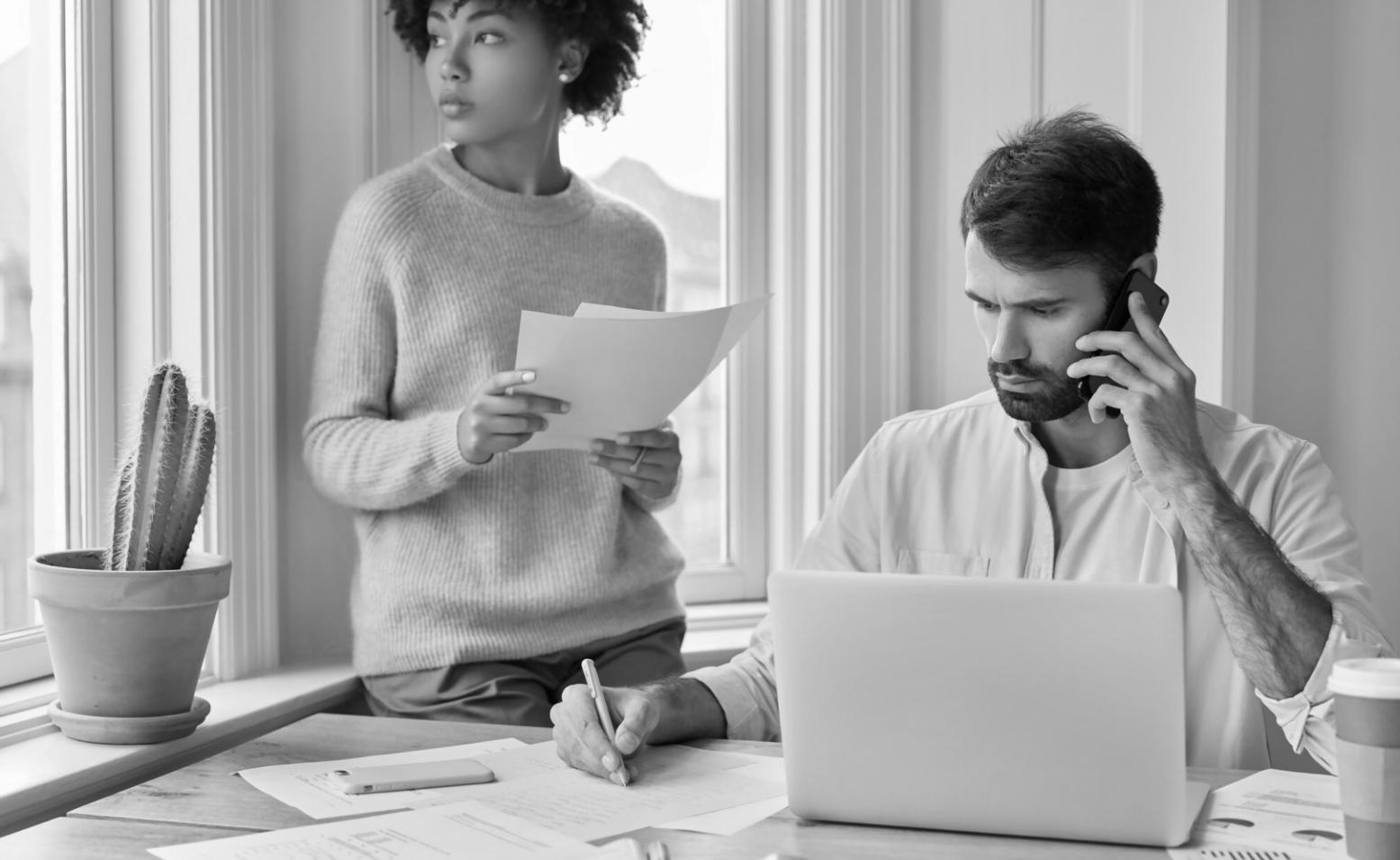 Personne analysant des données financières sur tablette