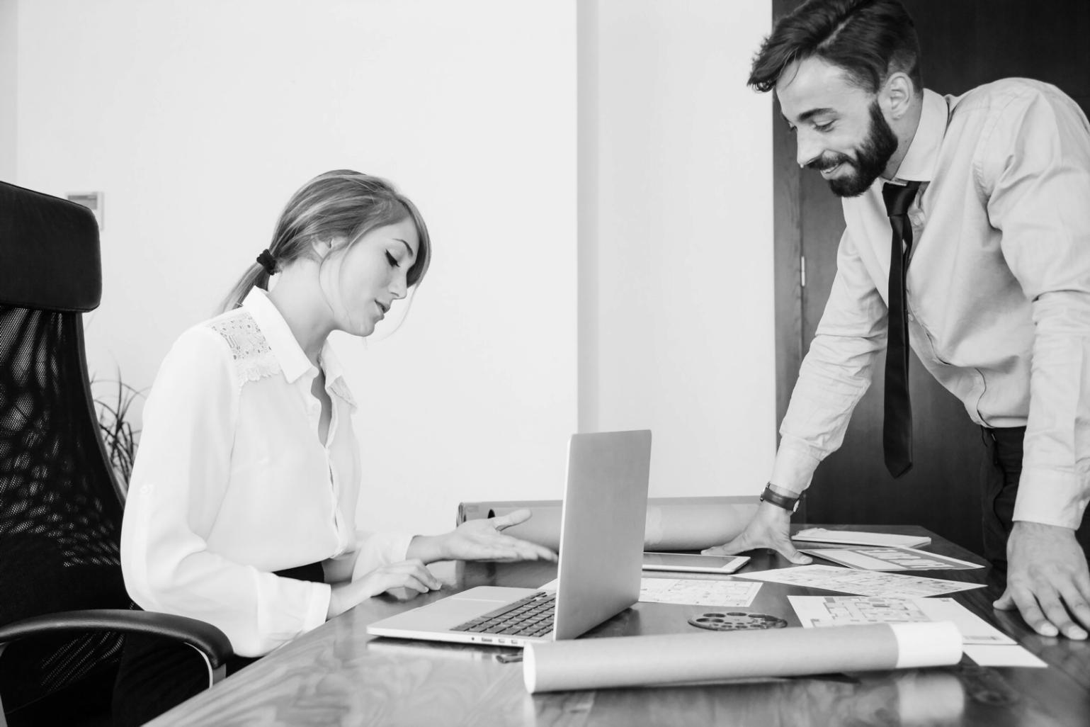 Entrepreneur travaillant sereinement sur ses finances