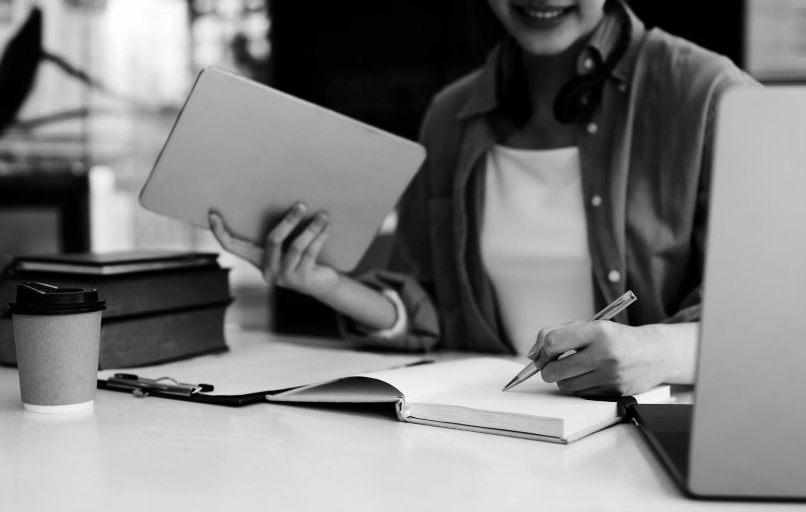 Graphiques et analyses financières détaillées sur écran d'ordinateur